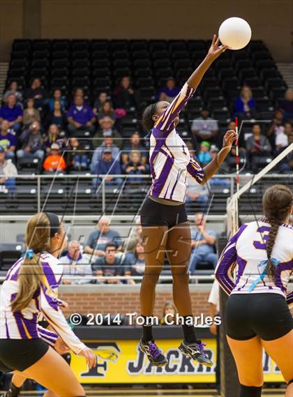 Thumbnail 2 in Farmersville vs. Edgewood photogallery.