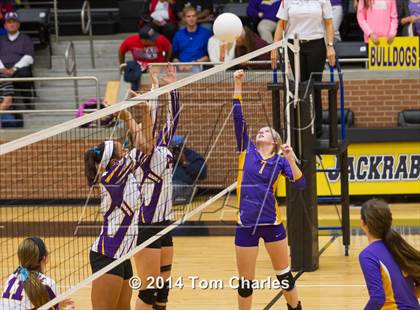 Thumbnail 3 in Farmersville vs. Edgewood photogallery.