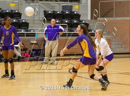 Thumbnail 3 in Farmersville vs. Edgewood photogallery.