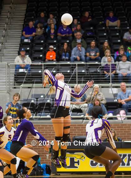 Thumbnail 3 in Farmersville vs. Edgewood photogallery.