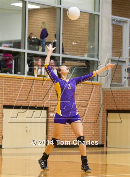 Thumbnail 1 in Farmersville vs. Edgewood photogallery.