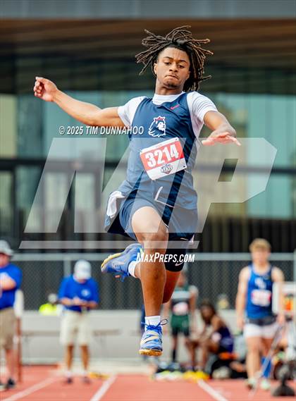 Thumbnail 3 in UIL 5A Boys Track & Field Finals photogallery.