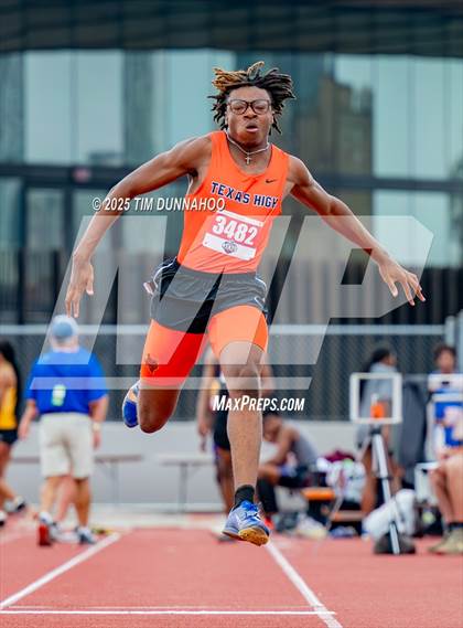 Thumbnail 2 in UIL 5A Boys Track & Field Finals photogallery.