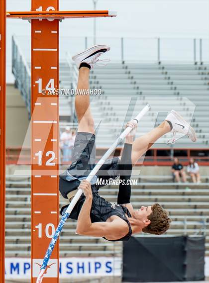 Thumbnail 3 in UIL 5A Boys Track & Field Finals photogallery.