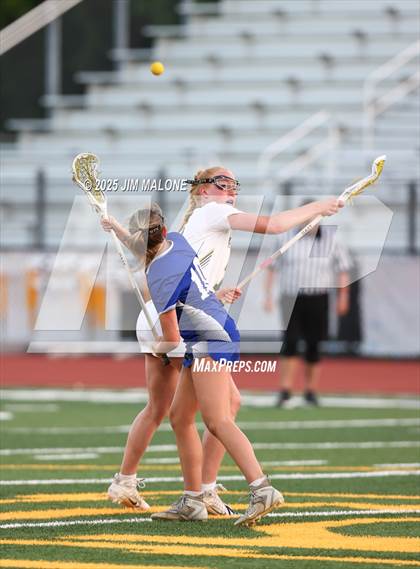 Thumbnail 3 in San Ramon Valley vs. Acalanes (CIF NCS D1 Round 1) photogallery.