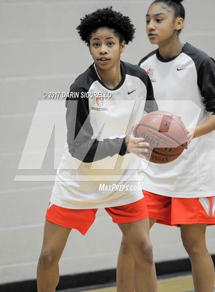 Thumbnail 1 in Skyline vs. Central (NIKE Tournament of Champions)  photogallery.