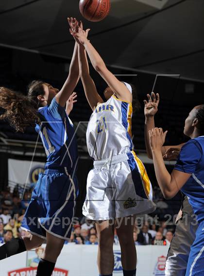 Thumbnail 2 in Agoura vs. Gahr (CIF-SS 3AAA Final) photogallery.
