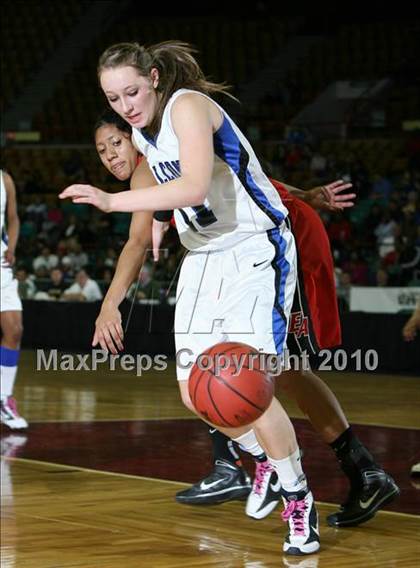 Thumbnail 2 in Highlands Ranch vs. Denver East (5A Quarterfinals) photogallery.