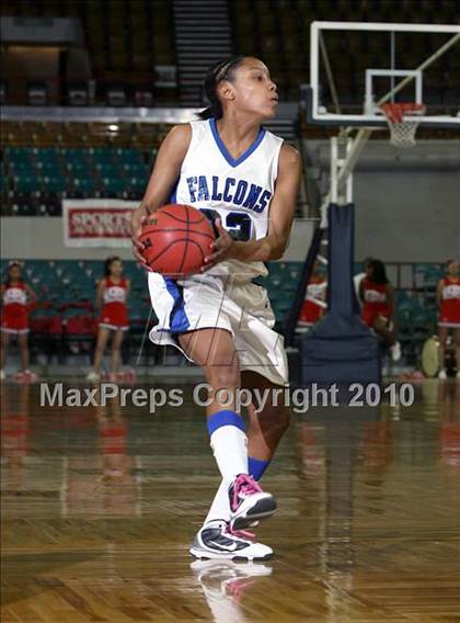 Thumbnail 2 in Highlands Ranch vs. Denver East (5A Quarterfinals) photogallery.