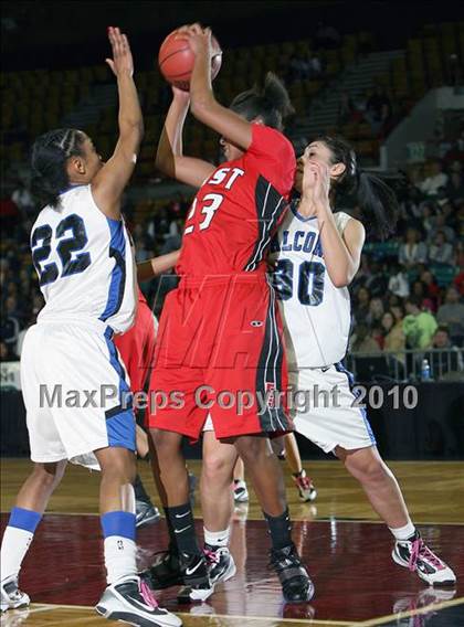 Thumbnail 1 in Highlands Ranch vs. Denver East (5A Quarterfinals) photogallery.