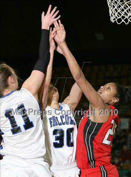 Thumbnail 2 in Highlands Ranch vs. Denver East (5A Quarterfinals) photogallery.