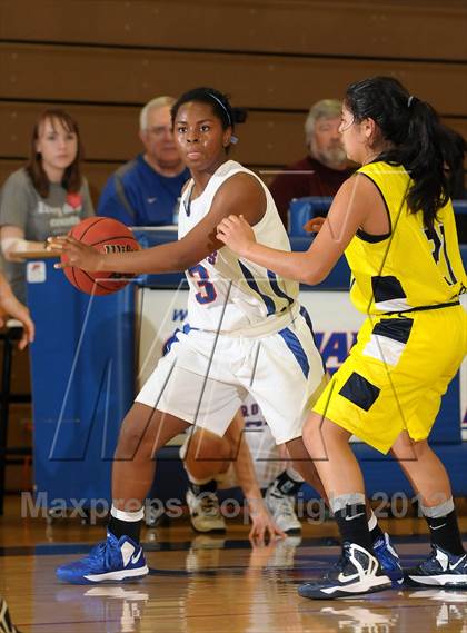 Thumbnail 3 in River City vs. Christian Brothers (Christian Brothers Holiday Classic) photogallery.