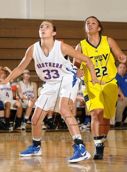 Thumbnail 2 in River City vs. Christian Brothers (Christian Brothers Holiday Classic) photogallery.