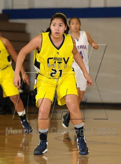 Thumbnail 1 in River City vs. Christian Brothers (Christian Brothers Holiday Classic) photogallery.
