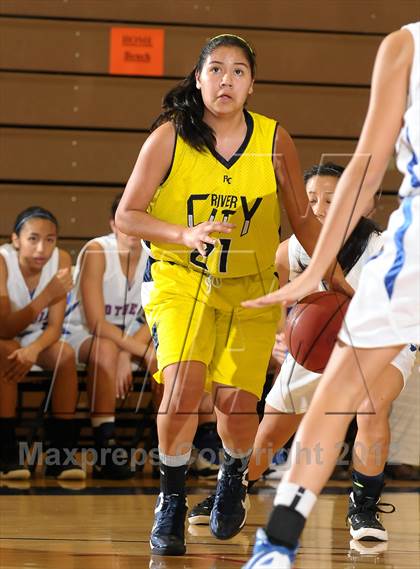 Thumbnail 3 in River City vs. Christian Brothers (Christian Brothers Holiday Classic) photogallery.