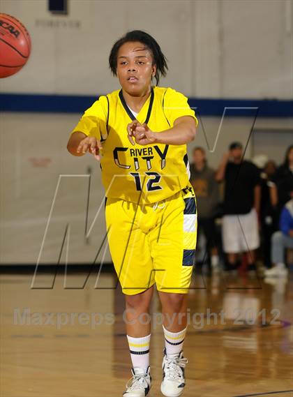 Thumbnail 2 in River City vs. Christian Brothers (Christian Brothers Holiday Classic) photogallery.