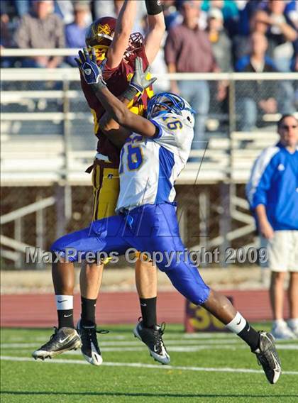 Thumbnail 2 in Warren vs Loyola Academy (IHSA Class 8A Playoffs) photogallery.