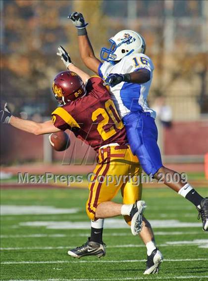 Thumbnail 2 in Warren vs Loyola Academy (IHSA Class 8A Playoffs) photogallery.