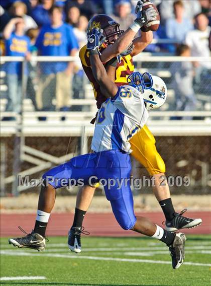 Thumbnail 3 in Warren vs Loyola Academy (IHSA Class 8A Playoffs) photogallery.
