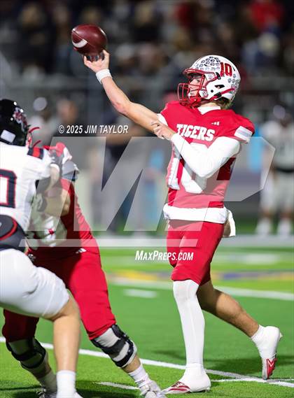 Thumbnail 2 in Mineral Wells vs Glen Rose (UIL 4A-2 Football Bi-District) photogallery.