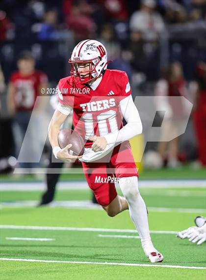 Thumbnail 1 in Mineral Wells vs Glen Rose (UIL 4A-2 Football Bi-District) photogallery.
