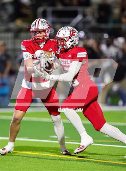 Thumbnail 3 in Mineral Wells vs Glen Rose (UIL 4A-2 Football Bi-District) photogallery.