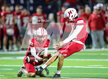 Thumbnail 3 in Mineral Wells vs Glen Rose (UIL 4A-2 Football Bi-District) photogallery.