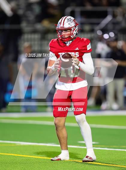 Thumbnail 1 in Mineral Wells vs Glen Rose (UIL 4A-2 Football Bi-District) photogallery.