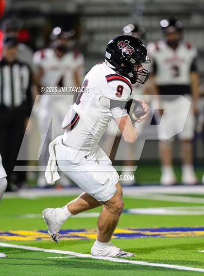 Thumbnail 3 in Mineral Wells vs Glen Rose (UIL 4A-2 Football Bi-District) photogallery.