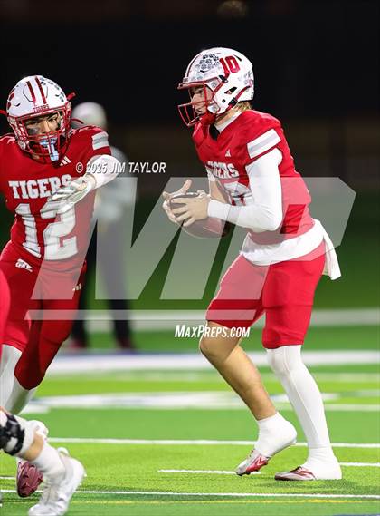 Thumbnail 2 in Mineral Wells vs Glen Rose (UIL 4A-2 Football Bi-District) photogallery.