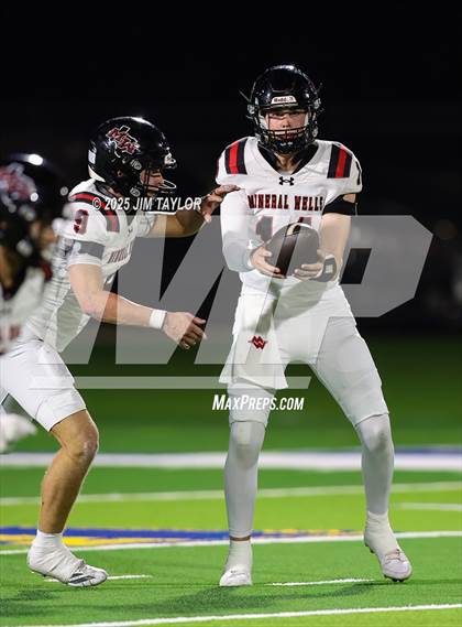 Thumbnail 3 in Mineral Wells vs Glen Rose (UIL 4A-2 Football Bi-District) photogallery.