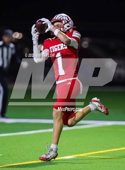 Thumbnail 1 in Mineral Wells vs Glen Rose (UIL 4A-2 Football Bi-District) photogallery.