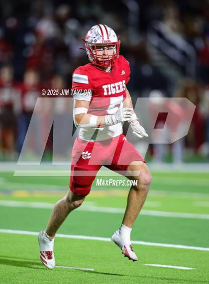 Thumbnail 3 in Mineral Wells vs Glen Rose (UIL 4A-2 Football Bi-District) photogallery.