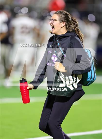 Thumbnail 1 in Mineral Wells vs Glen Rose (UIL 4A-2 Football Bi-District) photogallery.