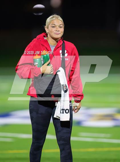 Thumbnail 3 in Mineral Wells vs Glen Rose (UIL 4A-2 Football Bi-District) photogallery.