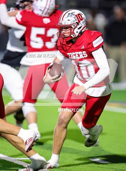 Thumbnail 2 in Mineral Wells vs Glen Rose (UIL 4A-2 Football Bi-District) photogallery.