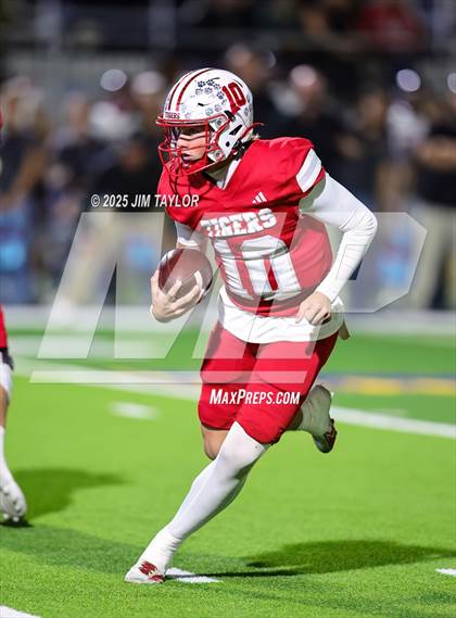Thumbnail 3 in Mineral Wells vs Glen Rose (UIL 4A-2 Football Bi-District) photogallery.