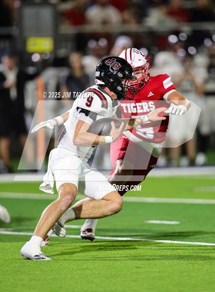 Thumbnail 3 in Mineral Wells vs Glen Rose (UIL 4A-2 Football Bi-District) photogallery.