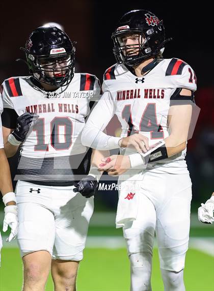 Thumbnail 2 in Mineral Wells vs Glen Rose (UIL 4A-2 Football Bi-District) photogallery.