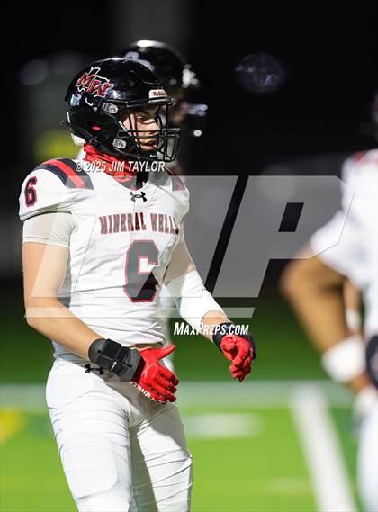 Thumbnail 3 in Mineral Wells vs Glen Rose (UIL 4A-2 Football Bi-District) photogallery.