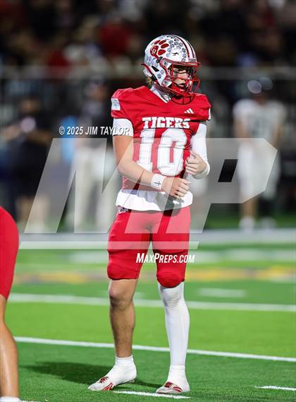 Thumbnail 2 in Mineral Wells vs Glen Rose (UIL 4A-2 Football Bi-District) photogallery.