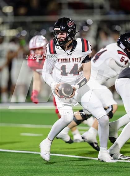 Thumbnail 1 in Mineral Wells vs Glen Rose (UIL 4A-2 Football Bi-District) photogallery.
