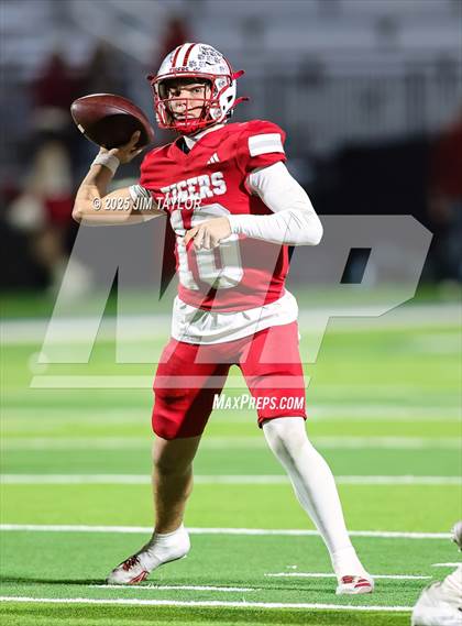 Thumbnail 1 in Mineral Wells vs Glen Rose (UIL 4A-2 Football Bi-District) photogallery.