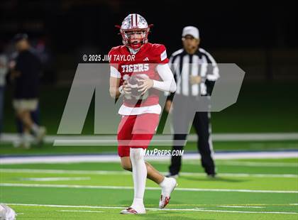 Thumbnail 2 in Mineral Wells vs Glen Rose (UIL 4A-2 Football Bi-District) photogallery.