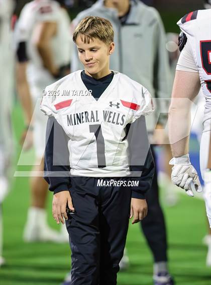 Thumbnail 3 in Mineral Wells vs Glen Rose (UIL 4A-2 Football Bi-District) photogallery.