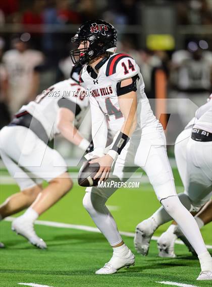 Thumbnail 3 in Mineral Wells vs Glen Rose (UIL 4A-2 Football Bi-District) photogallery.