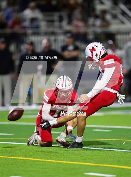 Thumbnail 3 in Mineral Wells vs Glen Rose (UIL 4A-2 Football Bi-District) photogallery.