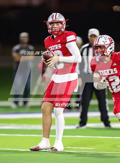 Thumbnail 1 in Mineral Wells vs Glen Rose (UIL 4A-2 Football Bi-District) photogallery.