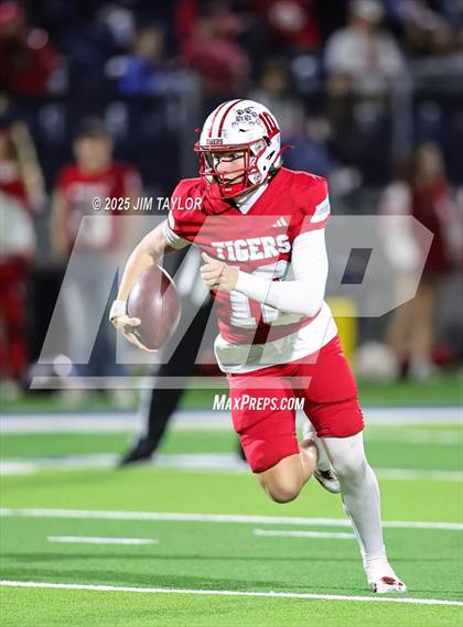 Thumbnail 2 in Mineral Wells vs Glen Rose (UIL 4A-2 Football Bi-District) photogallery.