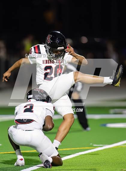Thumbnail 3 in Mineral Wells vs Glen Rose (UIL 4A-2 Football Bi-District) photogallery.